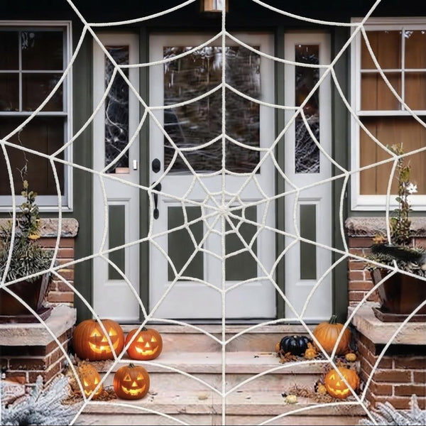 Toile d'araignée géante blanche tendue sur une entrée de maison