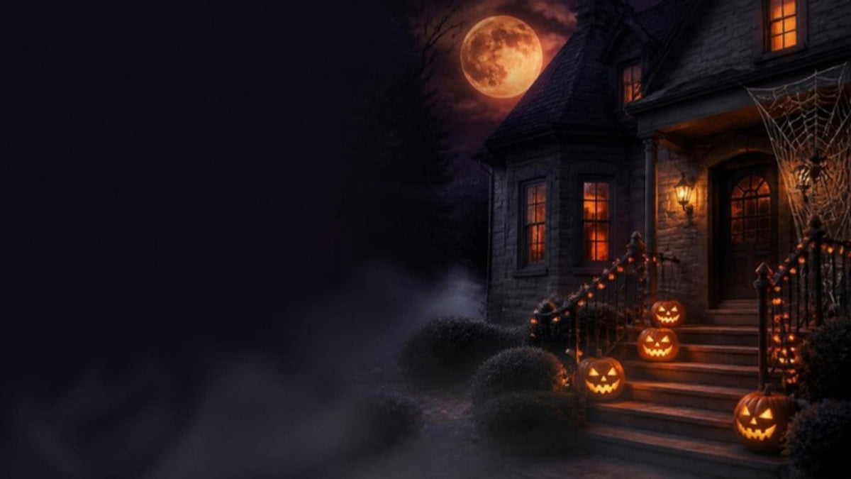 Maison décorée pour Halloween la nuit, citrouilles lumineuses et pleine lune
